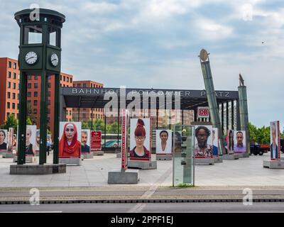 Berlin - Mai 2022: Potsdamer Platz mit seinen historischen Ampeln aus dem 19. Jahrhundert. Europa Stockfoto