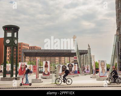 Berlin - Mai 2022: Potsdamer Platz mit seinen historischen Ampeln aus dem 19. Jahrhundert. Europa Stockfoto