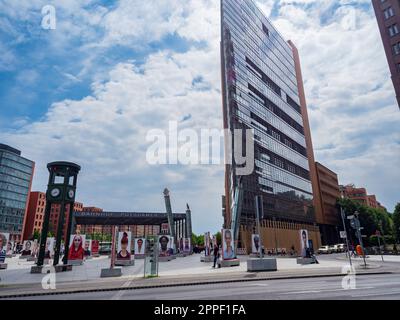 Berlin - Mai 2022: Potsdamer Platz mit seinen historischen Ampeln aus dem 19. Jahrhundert. Europa Stockfoto