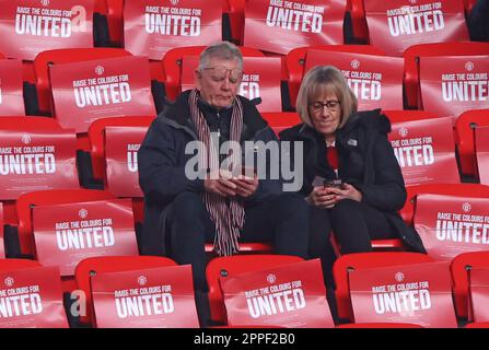 London, Großbritannien. 23. April 2023. Die Leute überprüfen ihre Telefone, während die Notfallbenachrichtigung gesendet wird. Das Halbfinale des Emirates FA Cup Brighton & Hove Albion gegen Manchester United im Wembley Stadium, London, UK, am 23. April 2023. Kredit: Paul Marriott/Alamy Live News Stockfoto