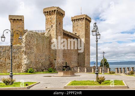 Festung Rocca Monaldeschi della Cervara mit dem See im Hintergrund, Bolsena, Italien Stockfoto