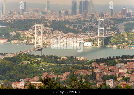 Luftaufnahme bei Sonnenuntergang über Istanbul vom Camlica Park mit Blick auf den Bosporus, mit Bosporus Brücke oder Bogazici Koprusu, die Europa und Asien, Istanbul und die Türkei verbinden Stockfoto