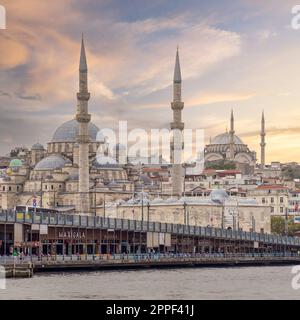 Istanbul, Türkei - 31. August 2022: Blick auf Istanbul von Karakoy mit Blick auf das Goldene Horn mit Galata-Brücke, Nuruosmaniye-Moschee und Rustem-Pascha-Moschee, an einem Sommertag vor Sonnenuntergang Stockfoto