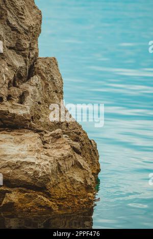 Kvarner Golf an der felsigen Küste der Adria, große Felsen an der Küste in der Altstadt von Lovran in Kroatien. Selektiver Fokus. Stockfoto