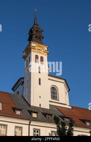 Turm der ursulinischen Kirche der Heiligen Dreifaltigkeit in Ljubljana, Slowenien. Stockfoto