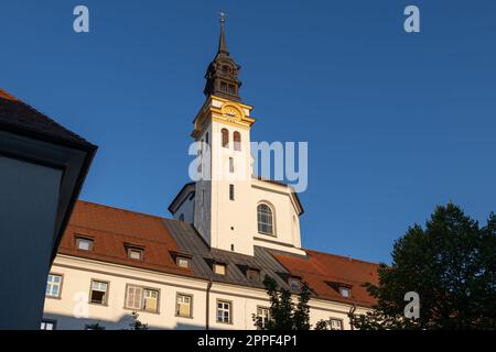 Turm der ursulinischen Kirche der Heiligen Dreifaltigkeit in Ljubljana, Slowenien. Stockfoto