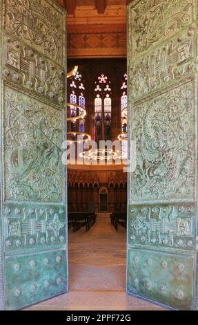 Doors Comillas päpstliche Hochschule, die von der spanischen Provinz der Gesellschaft von Jesus Madrid in Kantabrien, Spanien, betrieben wird Stockfoto