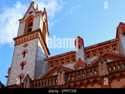 Kirche an der päpstlichen Universität Comillas, die von der spanischen Provinz der Gesellschaft Jesus Madrid in Kantabrien, Spanien, betrieben wird Stockfoto