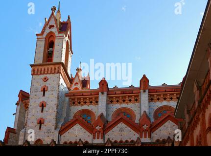 Kirche an der päpstlichen Universität Comillas, die von der spanischen Provinz der Gesellschaft Jesus Madrid in Kantabrien, Spanien, betrieben wird Stockfoto