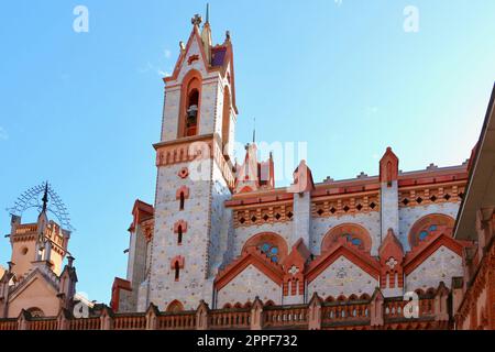 Kirche an der päpstlichen Universität Comillas, die von der spanischen Provinz der Gesellschaft Jesus Madrid in Kantabrien, Spanien, betrieben wird Stockfoto