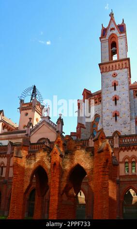 Kirche an der päpstlichen Universität Comillas, die von der spanischen Provinz der Gesellschaft Jesus Madrid in Kantabrien, Spanien, betrieben wird Stockfoto