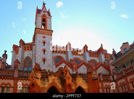 Kirche an der päpstlichen Universität Comillas, die von der spanischen Provinz der Gesellschaft Jesus Madrid in Kantabrien, Spanien, betrieben wird Stockfoto