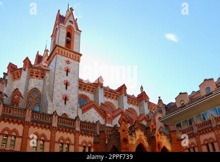 Kirche an der päpstlichen Universität Comillas, die von der spanischen Provinz der Gesellschaft Jesus Madrid in Kantabrien, Spanien, betrieben wird Stockfoto