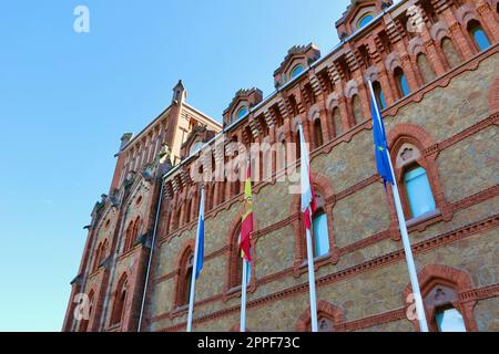 Fassade der Universitätsklinik Comillas Pontifical, die von der spanischen Provinz der Gesellschaft Jesus Madrid in Kantabrien, Spanien, betrieben wird Stockfoto