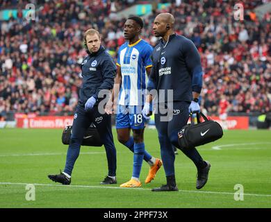 Danny Welbeck von Brighton & Hove Albion hat eine Verletzung beim FA Cup - Halbfinale Fußballspiel zwischen Brighton und Hove Albion gegen Manchest Stockfoto