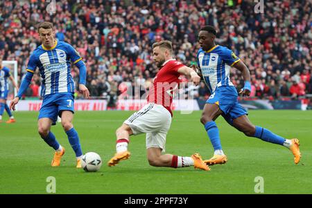 L-R Brighton & Hove Albion's Solly March Manchester United's Luke Shaw und Brighton & Hove Albion's Danny Welbeck während des FA Cup - Halbfinale Socce Stockfoto