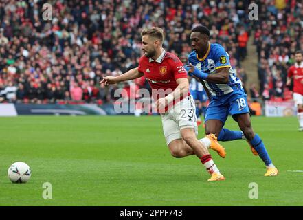 L-R Luke Shaw von Manchester United und Danny Welbeck von Brighton & Hove Albion während des FA Cup – Halbfinale Fußballspiele zwischen Brighton und Hove Alb Stockfoto