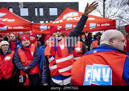 PIJNACKER - Mitarbeiter eines Albert Heijn Vertriebszentrums versammeln sich, um sich für einen Streik anzumelden. Der von den Gewerkschaften CNV und FNV organisierte Streik, nachdem ein früheres Ultimatum ausgelaufen war, könnte bedeuten, dass AH-Supermärkte nicht mehr beliefert werden und leere Regale geschaffen werden. ANP RAMON VAN FLYMEN niederlande raus - belgien raus Stockfoto