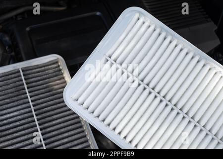 Wechseln des Kfz-Luftfilters, schließen Sie den neuen und sauberen Luftfilter. Fahrzeugwartungskonzept. Stockfoto