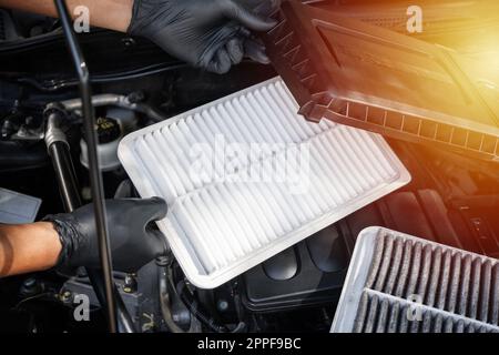 Wechseln des Kfz-Luftfilters, schließen Sie den neuen und sauberen Luftfilter. Fahrzeugwartungskonzept. Stockfoto