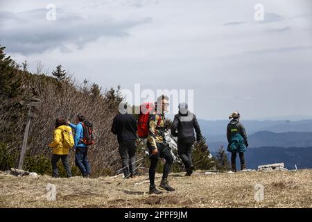 Wandern im Risnjak-Nationalpark in Gorski Kotar, Kroatien am 24. April 2023. Mt. Risnjak ist ein Berg im nördlichen Teil Kroatiens in der Provinz Gorski kotar, der wegen seiner unberührten Natur und hundert Jahre alten Bergforsten auch als „das große grüne Herz Kroatiens“ bezeichnet wird. Risnjak ist Teil des Dinarischen Gebirgssystems, das Alpen und Dinariden verbindet, und seine besondere Lage führt zu seiner heterogischen Flora und Fauna. Der Name des Berges stammt aus dem kroatischen Begriff „RIS“, was Luchs bedeutet, ein berühmtes Raubtier, das im 19. Jahrhundert aus diesem Gebiet ausgelöscht wurde. Foto: Boris Scitar/PIXSELL Stockfoto