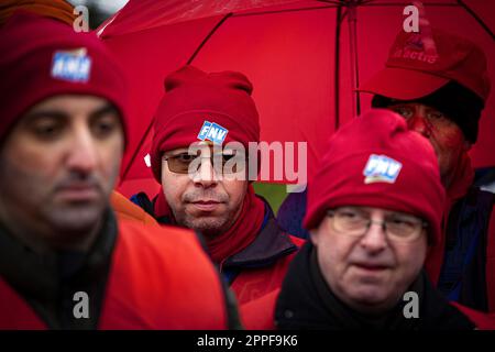 PIJNACKER - Mitarbeiter eines Albert Heijn Vertriebszentrums versammeln sich, um sich für einen Streik anzumelden. Der von den Gewerkschaften CNV und FNV organisierte Streik, nachdem ein früheres Ultimatum ausgelaufen war, könnte bedeuten, dass AH-Supermärkte nicht mehr beliefert werden und leere Regale geschaffen werden. ANP RAMON VAN FLYMEN niederlande raus - belgien raus Stockfoto