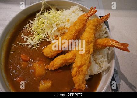 Nahaufnahme von Garnelen-Katsu-Curry, gegrillten und frittierten Garnelen in einer reichen japanischen Currysauce serviert mit Reis Stockfoto