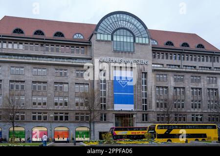 Berlin, Deutschland - 18. April 2023 : Blick auf das KaDeWe, das Kaufhaus des Westens, in Berlin Stockfoto