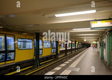 Berlin - 18. April 2023 : Blick auf den U-Bahn-Bahnhof Wittenbergplatz in Berlin Stockfoto