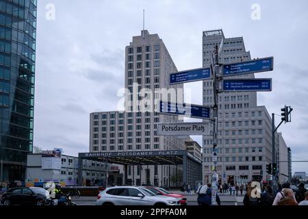 Potsdam, Deutschland - 18. April 2023 : Blick auf verschiedene Straßenschilder mit Wegbeschreibungen und den U-Bahn-Bahnhof von Potsdam in Berlin Stockfoto