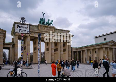 Berlin - 18. April 2023 : Panoramablick auf das Brandenburger Tor oder das Brandenburger Tor und den Pariser Platz in Berlin Stockfoto