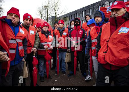 PIJNACKER - Mitarbeiter eines Albert Heijn Vertriebszentrums versammeln sich, um sich für einen Streik anzumelden. Der von den Gewerkschaften CNV und FNV organisierte Streik, nachdem ein früheres Ultimatum ausgelaufen war, könnte bedeuten, dass AH-Supermärkte nicht mehr beliefert werden und leere Regale geschaffen werden. ANP RAMON VAN FLYMEN niederlande raus - belgien raus Stockfoto