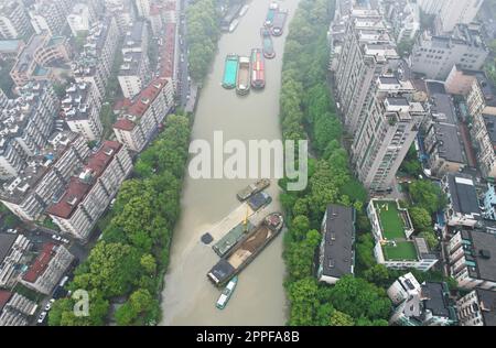 HANGZHOU, CHINA - 24. APRIL 2023 - Luftfoto zeigt ein Rettungsschiff mit gelbem Sand von einem versunkenen Frachtschiff auf dem Canal Grande Peking-Hangzhou Stockfoto