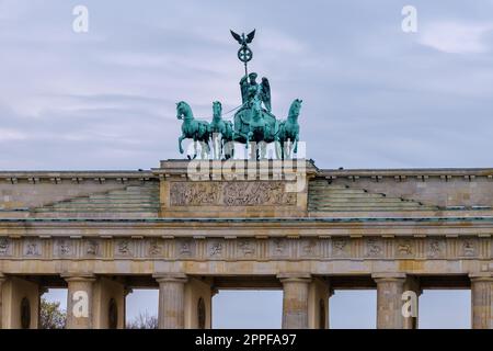 Berlin, Deutschland - 18. April 2023 : Blick auf das Brandenburger Tor oder das Brandenburger Tor in Berlin Deutschland und die Quadriga oben Stockfoto