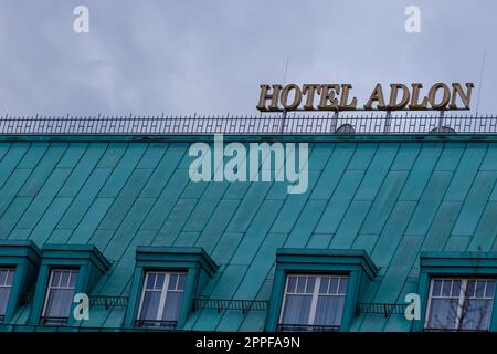 Berlin, Deutschland - 18. April 2023 : Blick auf das berühmte Adlon Hotel in Berlin Stockfoto