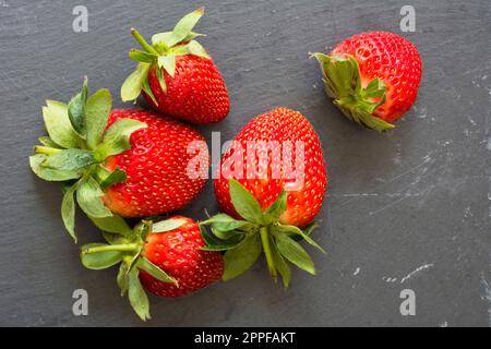 Ein Haufen köstlicher und frischer Erdbeeren für gesundes Essen Stockfoto