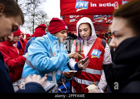 PIJNACKER - Mitarbeiter eines Albert Heijn Vertriebszentrums versammeln sich, um sich für einen Streik anzumelden. Der von den Gewerkschaften CNV und FNV organisierte Streik, nachdem ein früheres Ultimatum ausgelaufen war, könnte bedeuten, dass AH-Supermärkte nicht mehr beliefert werden und leere Regale geschaffen werden. ANP RAMON VAN FLYMEN niederlande raus - belgien raus Stockfoto