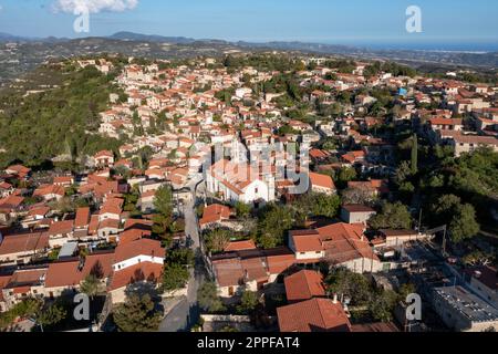 Luftaufnahme des Dorfes Lofou im Troodos-Gebirge, Limassol, Zypern. Stockfoto