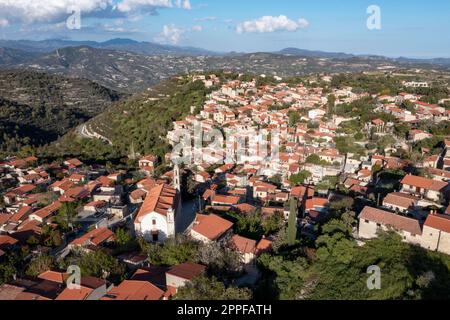 Luftaufnahme des Dorfes Lofou im Troodos-Gebirge, Limassol, Zypern. Stockfoto