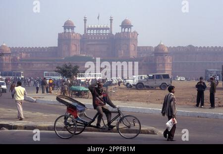 Blick auf das Lahori-Tor des Roten Fort in der Stadt Neu-Delhi in Indien. Indien, Delhi, Februar 1998 Stockfoto