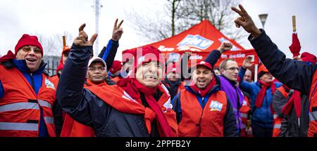 PIJNACKER - Mitarbeiter eines Albert Heijn Vertriebszentrums versammeln sich, um sich für einen Streik anzumelden. Der von den Gewerkschaften CNV und FNV organisierte Streik, nachdem ein früheres Ultimatum ausgelaufen war, könnte bedeuten, dass AH-Supermärkte nicht mehr beliefert werden und leere Regale geschaffen werden. ANP RAMON VAN FLYMEN niederlande raus - belgien raus Stockfoto