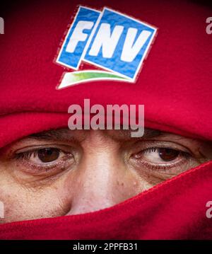 PIJNACKER - Mitarbeiter eines Albert Heijn Vertriebszentrums versammeln sich, um sich für einen Streik anzumelden. Der von den Gewerkschaften CNV und FNV organisierte Streik, nachdem ein früheres Ultimatum ausgelaufen war, könnte bedeuten, dass AH-Supermärkte nicht mehr beliefert werden und leere Regale geschaffen werden. ANP RAMON VAN FLYMEN niederlande raus - belgien raus Stockfoto