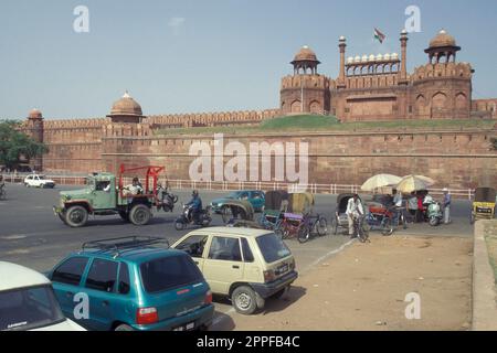 Blick auf das Lahori-Tor des Roten Fort in der Stadt Neu-Delhi in Indien. Indien, Delhi, Februar 1998 Stockfoto