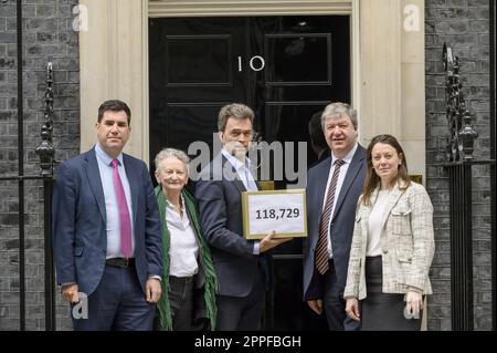 Richard Burgeon MP (Labour) Jenny Jones (Green Peer) Tom Brake (früher LibDem MP) Sarah Green MP (LibDem) und Alistair Carmichael MP (LibDem) Hand ... Stockfoto