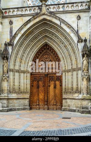 Alte hölzerne Eingangstür zur Kirche, Bilbao, Spanien Stockfoto