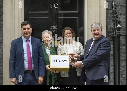 Richard Burgeon MP (Labour) Jenny Jones (Green Peer) Sarah Green MP (LibDem) und Alistair Carmichael MP (LibDem) reichen eine Petition von 118.729 Signatu ein Stockfoto