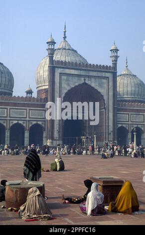 Muslimische Menschen beten beim Break Ramadan Fest vor der Jama Masjid Moschee in Old Delhi in der Stadt Delhi in Indien. Indien, Delhi, Februar 1 Stockfoto