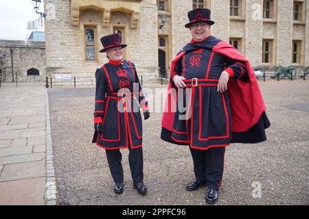 Yeoman Warders, auch bekannt als Beefeaters, in ihrer neuen Uniform für König Karls III. Krönung, am Tower of London. Foto: Montag, 24. April 2023. Stockfoto