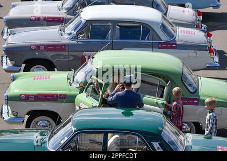 Moskau, Russland. 23. April 2023. Die Leute fotografieren während der „Stolitsa“-Retro-Rallye in Moskau, Russland, am 23. April 2023. Kredit: Alexander Zemlianichenko Jr/Xinhua/Alamy Live News Stockfoto