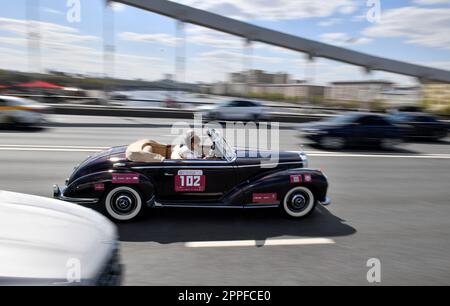 Moskau, Russland. 23. April 2023. Ein Retro-Auto wird bei der „Stolitsa“-Retro-Rallye am 23. April 2023 in Moskau, Russland, abgebildet. Kredit: Alexander Zemlianichenko Jr/Xinhua/Alamy Live News Stockfoto